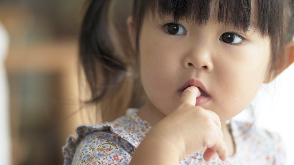 子供が指をくわえている様子