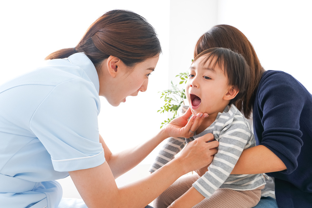 子供が歯科の診察を受けている様子